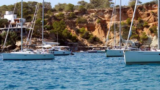 Fondear en una cala de Ibiza